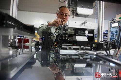 中国人的一天 光学工匠研发手机镜头 定格美好瞬间